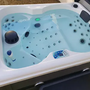  Hébergement de vacances L Embrun Jacuzzi