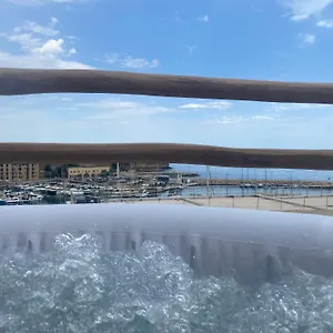 t2-vue-sur-le-port-jacuzzi-terrasse-et-parking.fr-provencehotel.com/